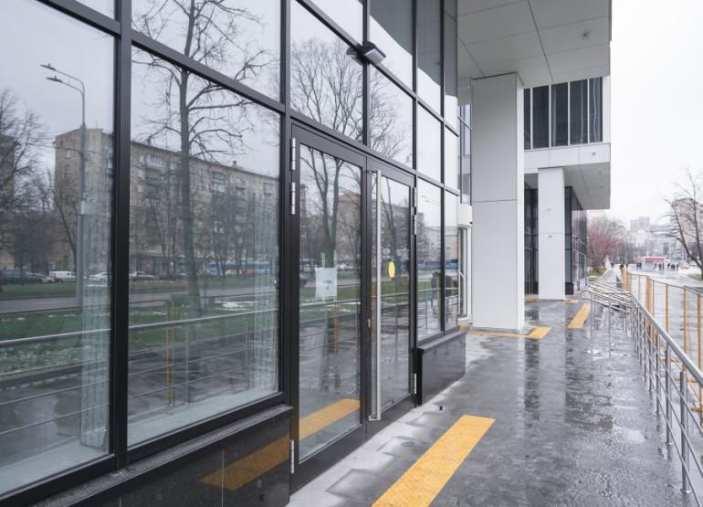 TREND LINE: Вид входной группы снаружи