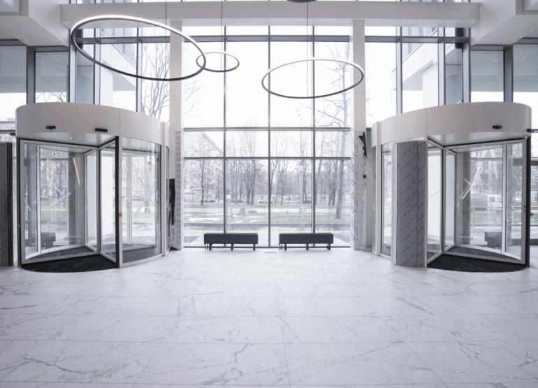 TREND LINE: Вид входной группы внутри зданий